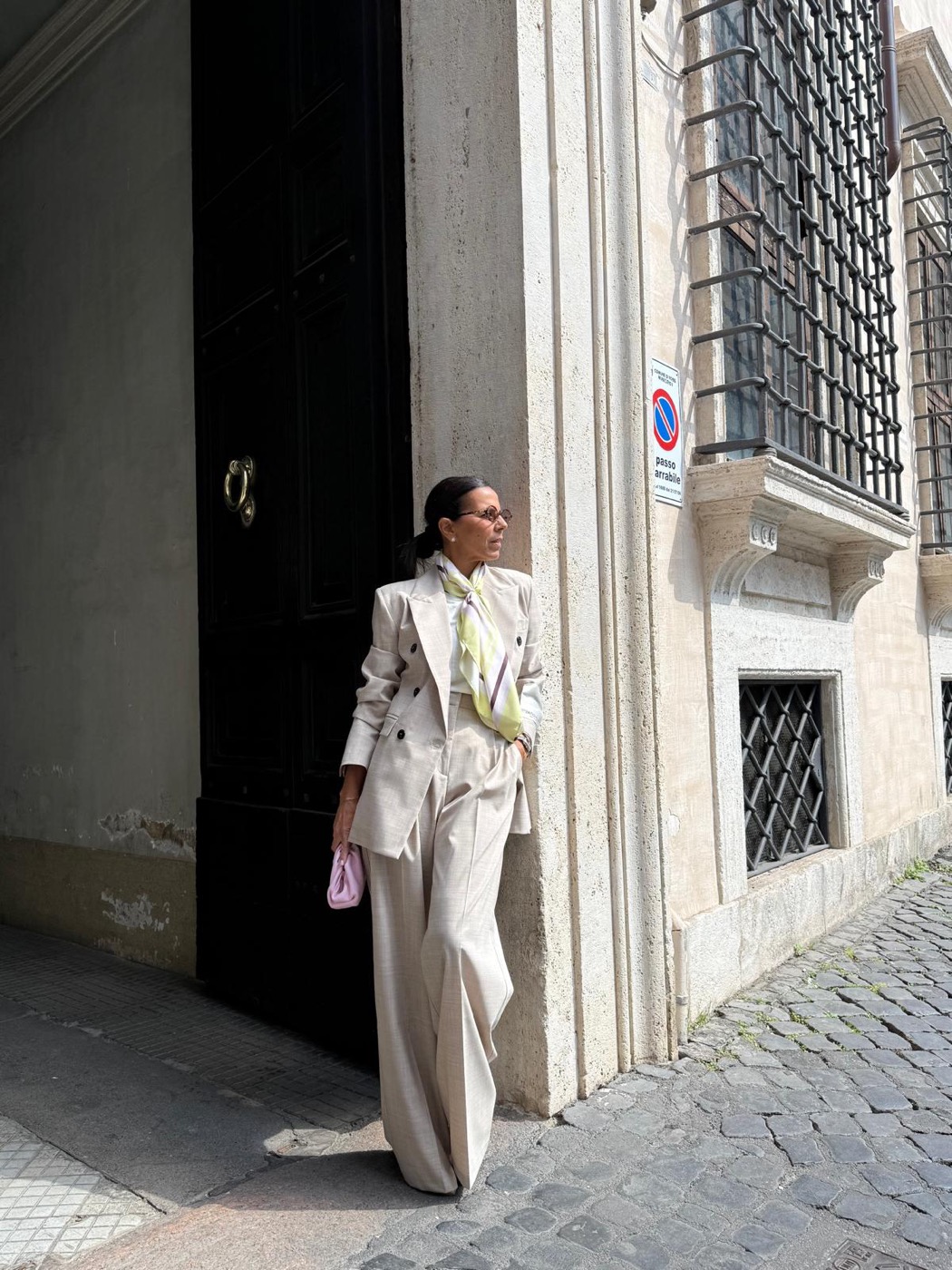 Completo beige neutro per una mattina in centro