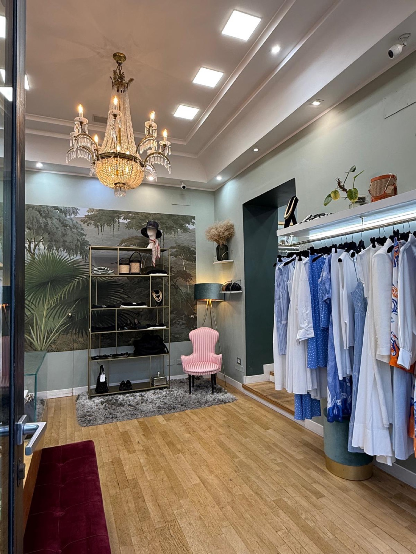 Scaffale e accessori nella boutique Silly
