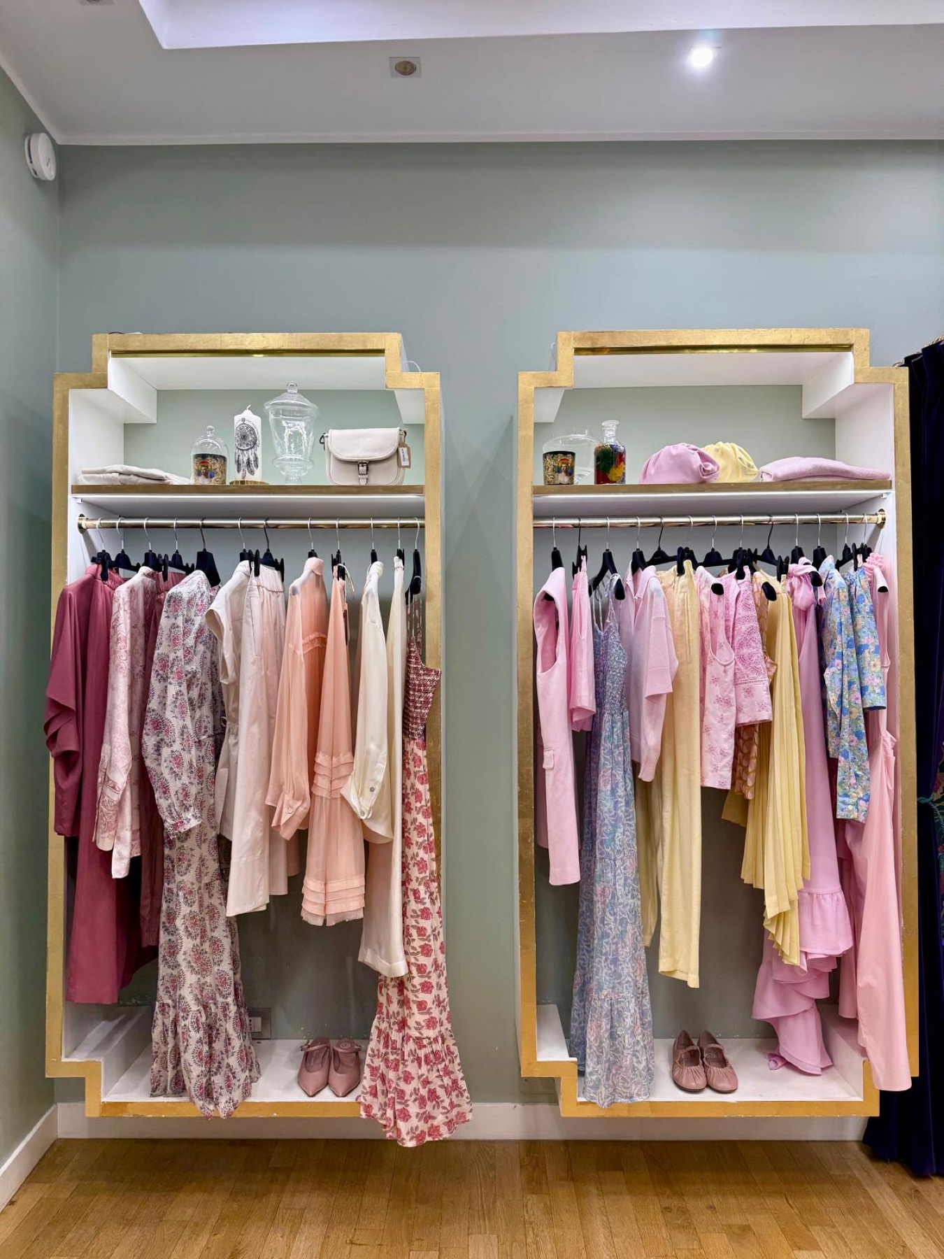 Rack con abiti colorati nella boutique Silly