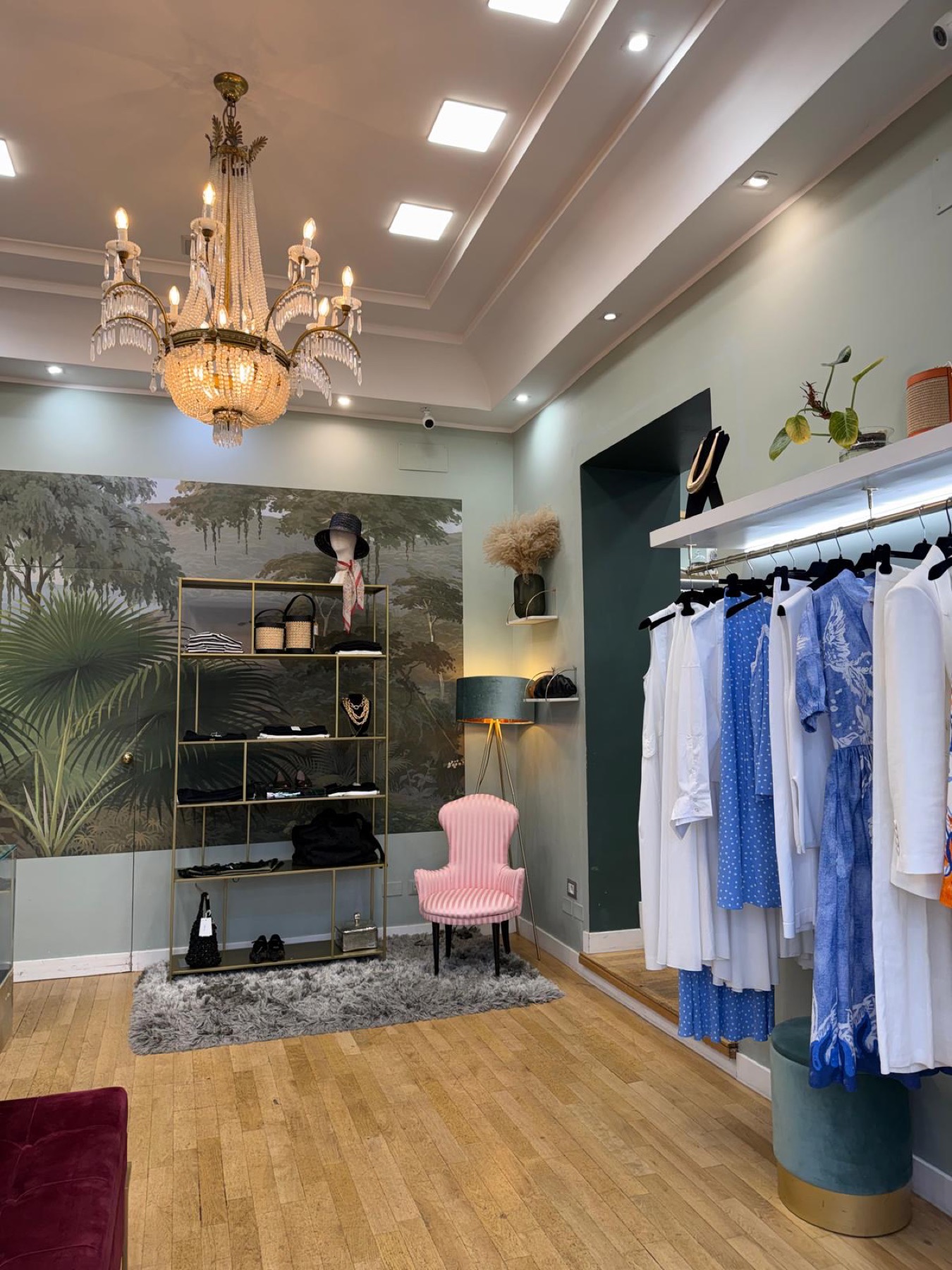 Dettaglio del lampadario e degli abiti nella boutique Silly